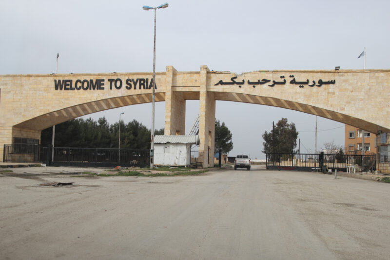 En vägbro med texten Welcome to Syria.