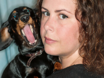 Hanna Hellquist med hunden Inez.
