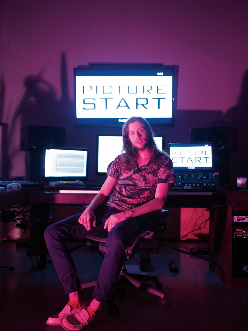 Ludwig Göransson sitter framför ett gäng skärmar. 