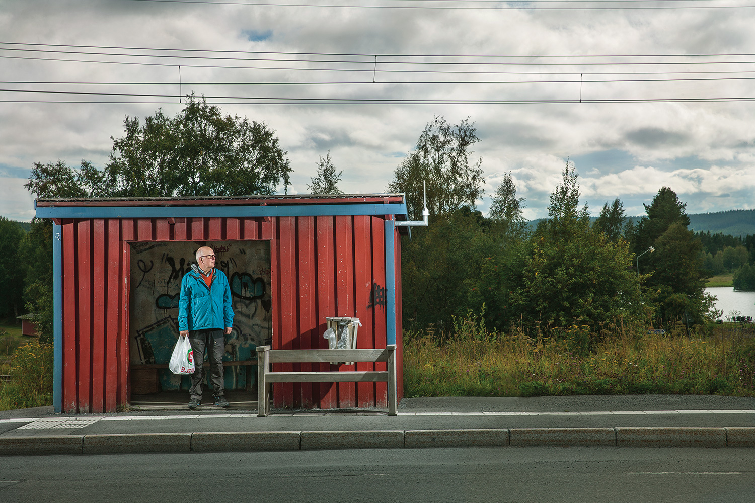 Sture Bergwall vid en busskur.