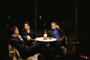 Fredik Eklund, Sigge Eklund och Klas Eklund sitter vid ett bord.