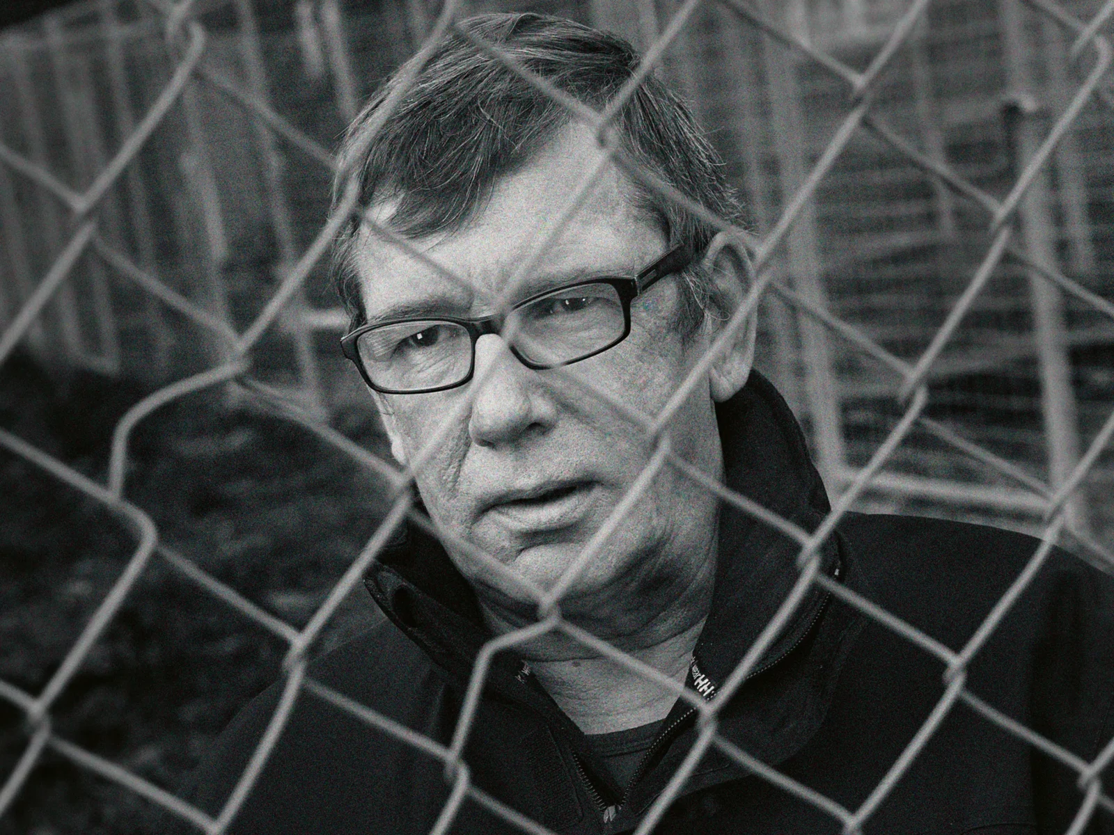 Johan Böhm bakom fängelsegaller.