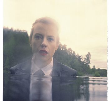 Annika norlin står i en sjö.