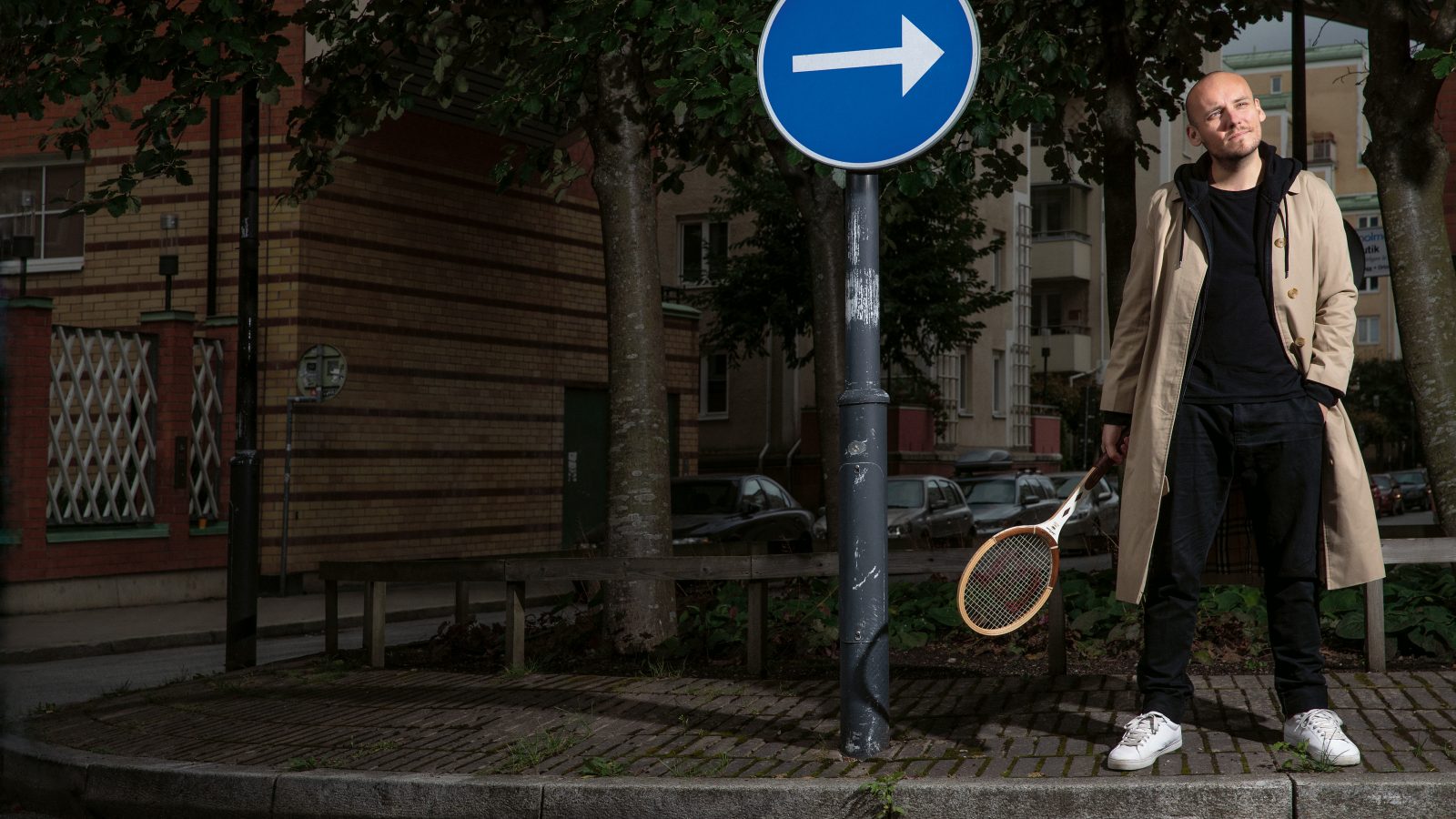 Ronnie Sandahl poserar med tennisracket.