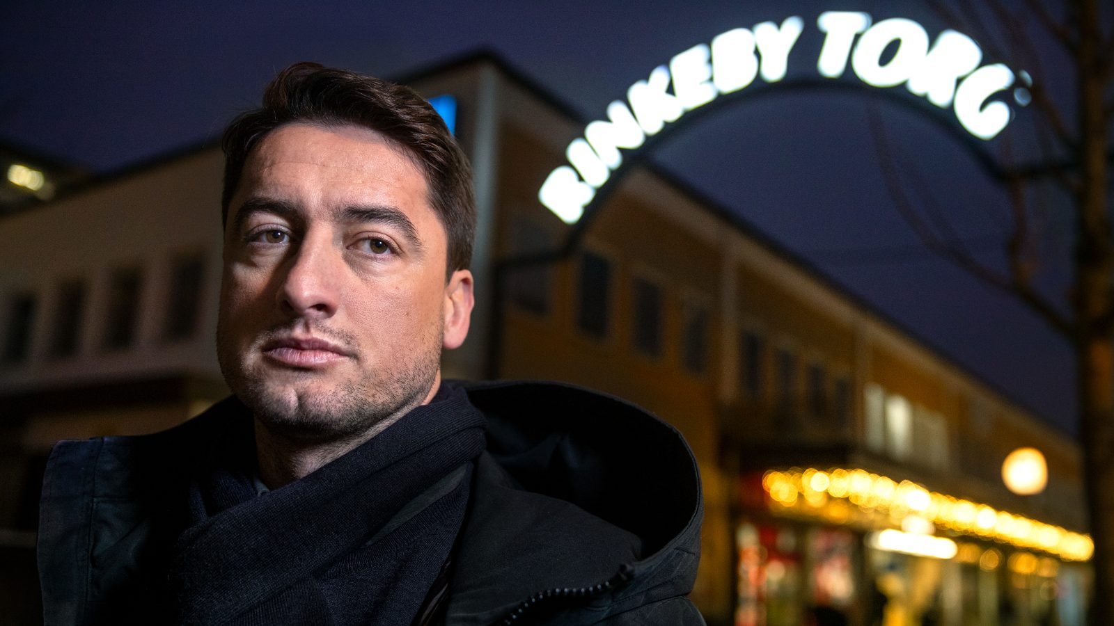Porträttbild av Diamant Salihu vid Rinkeby torg.