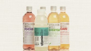 Olika flaskor med vitaminvatten från Vitamin Well och Vitaminwater