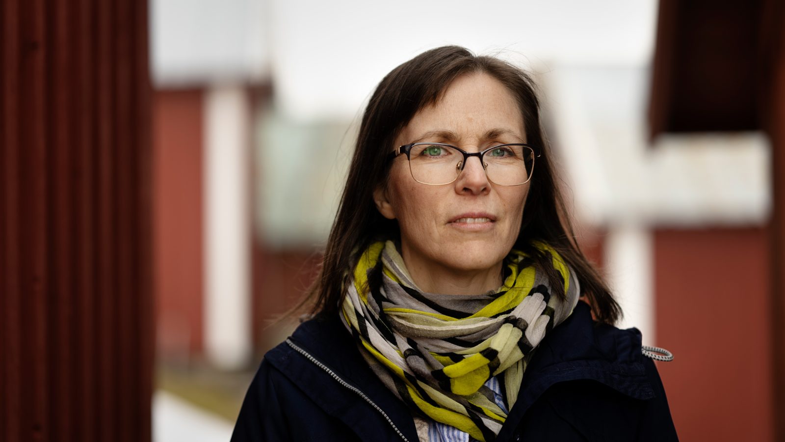 Porträtt på Charlotta Hedberg, professor i kulturgeografi, som granskat samhällstrenden att fly ekorrhjulet.