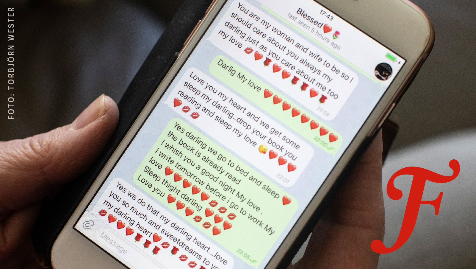 Bild på en mobiltelefon där en romansbedragare har en konversation med sitt offer.
