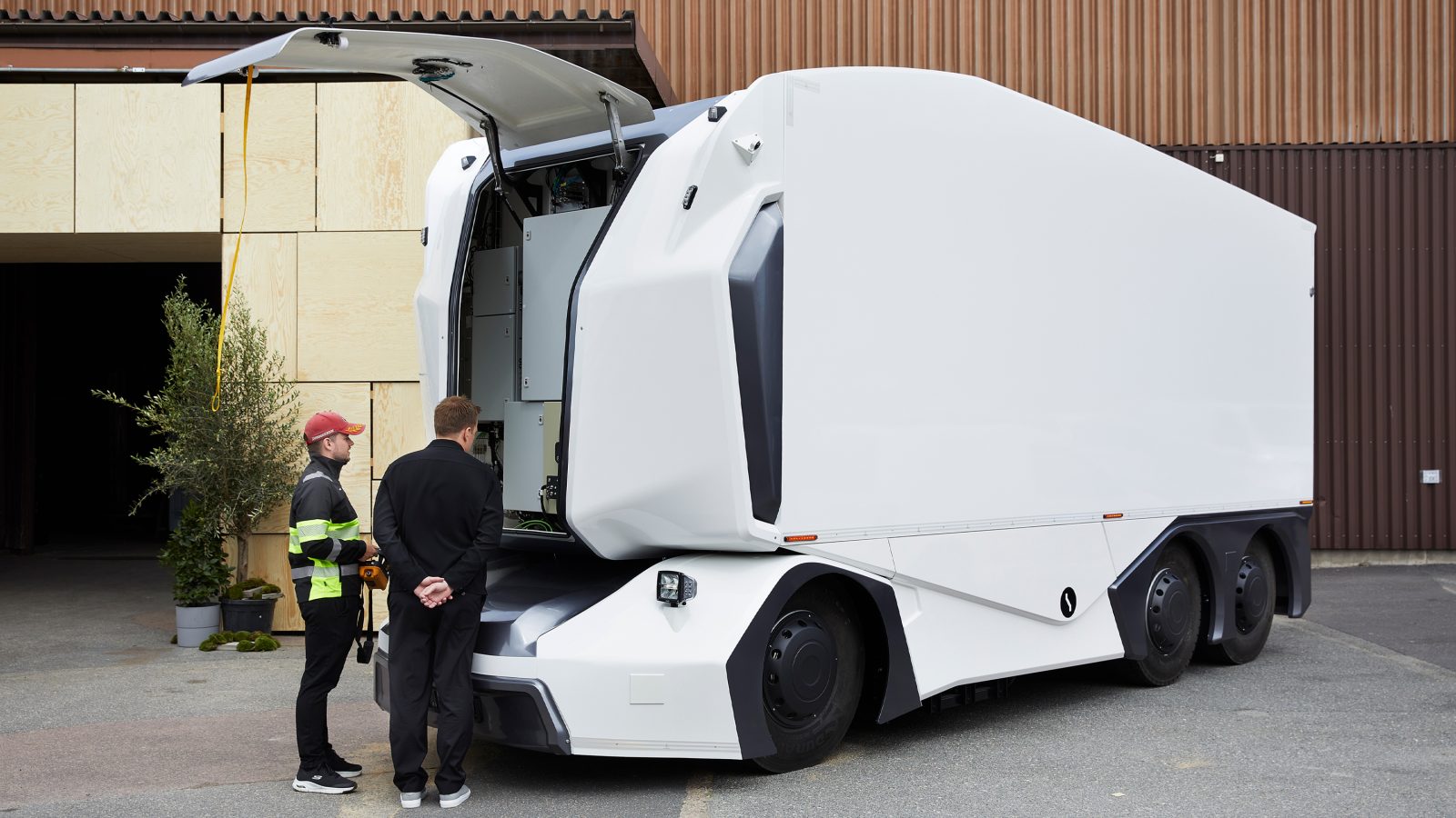Fronten av Einrides T-pod är öppen. Två personer tittar in.