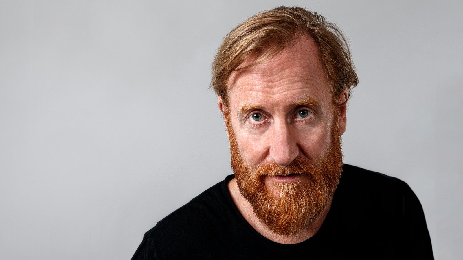 Porträtt på Gustaf Hammarsten som är aktuell med Tillsammans 99.