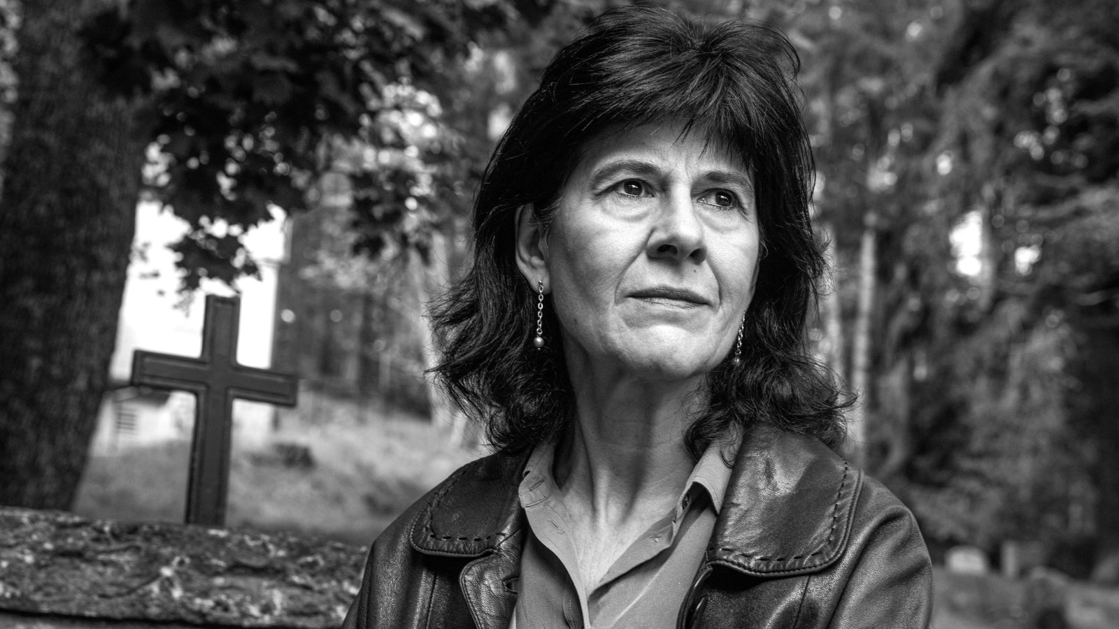 Porträtt av Kersti Perski på en kyrkogård. Hon är dramatiker och librettist som skrivit en opera om Macchiarini.