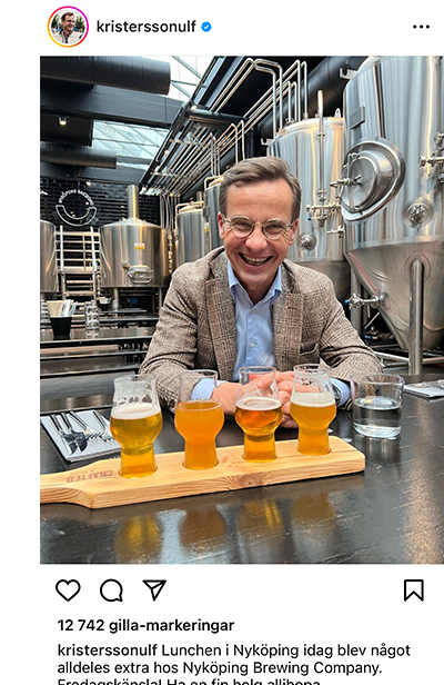 Ulf Kristersson dricker öl.