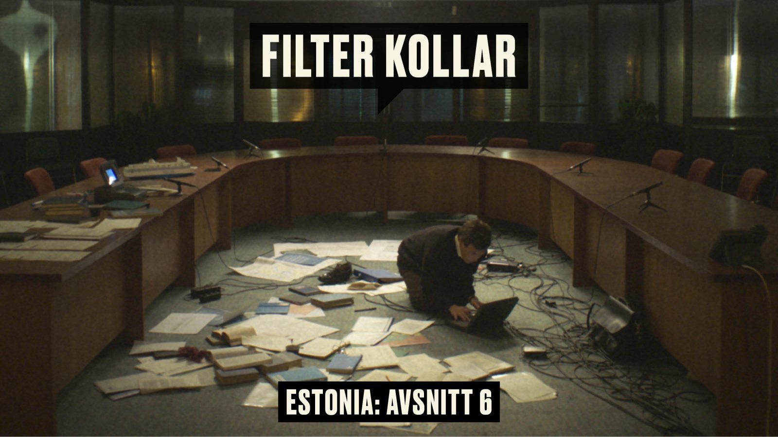 Man på golv med massor av dokument, ur TV-serien Estonia.