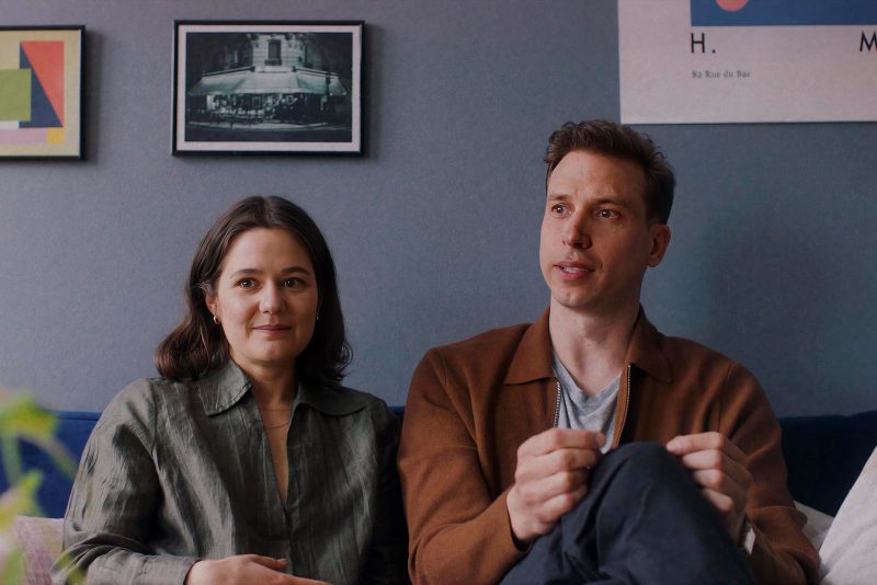 Scen ur filmen Hypnosen Vera (Asta Kamma August) och André (Herbert Nordrum) sitter i en soffa.