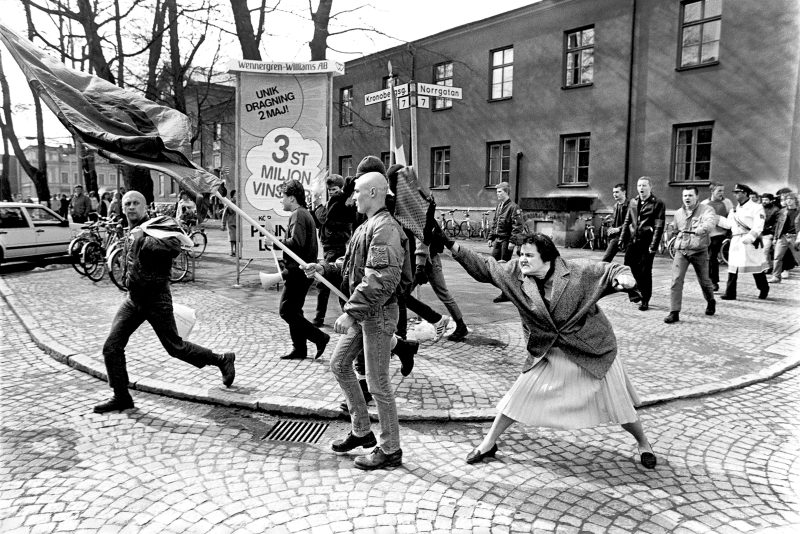 En kvinna slår en nazist i huvudet med en handväska under en demonstration i Växjö 1985.