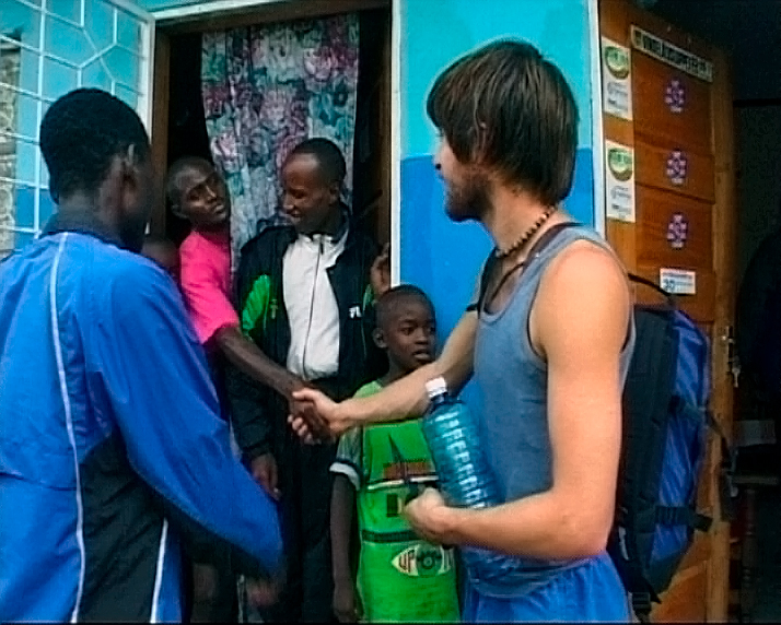 Markus Torgeby möter löparna i Tanzania.