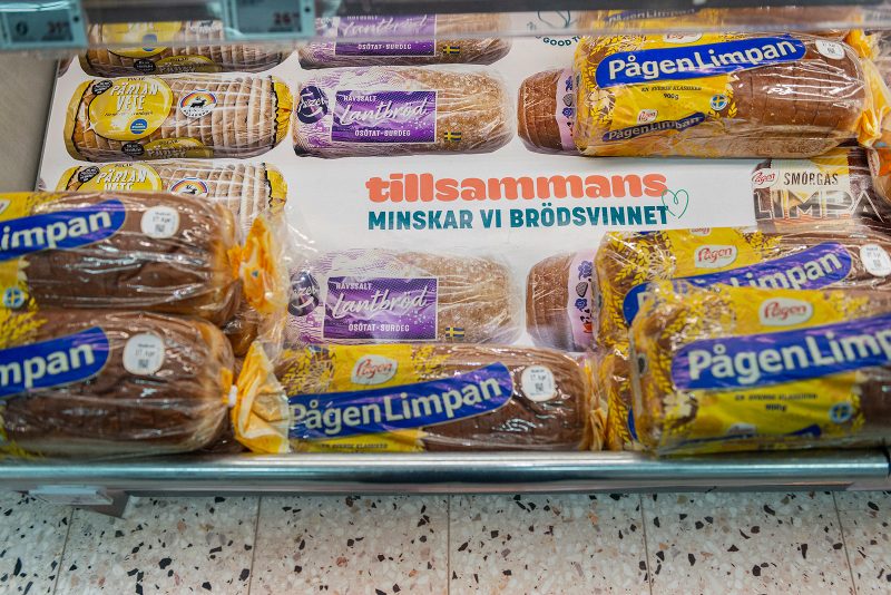 Foto på brödhylla som visar bakgrunden med tryckta bilder på limpor.