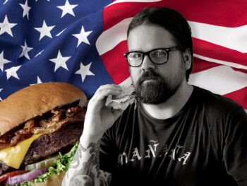 Jonas Cramby och en hamburgare framför en amerikansk flagga.