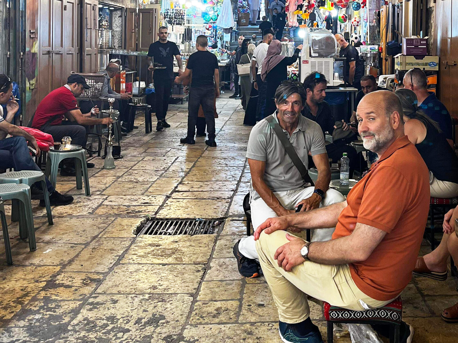 Ulf Carmesund med vänner i en bazar i Jerusalem.