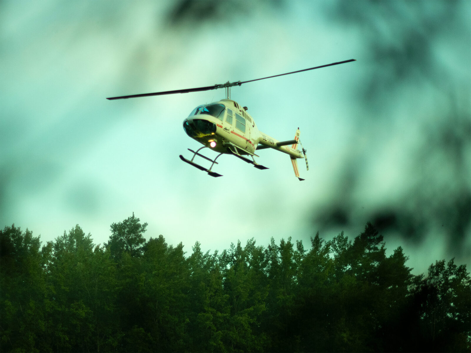 En helikopter som flyger, bilden är från serien Helikopterrånet.