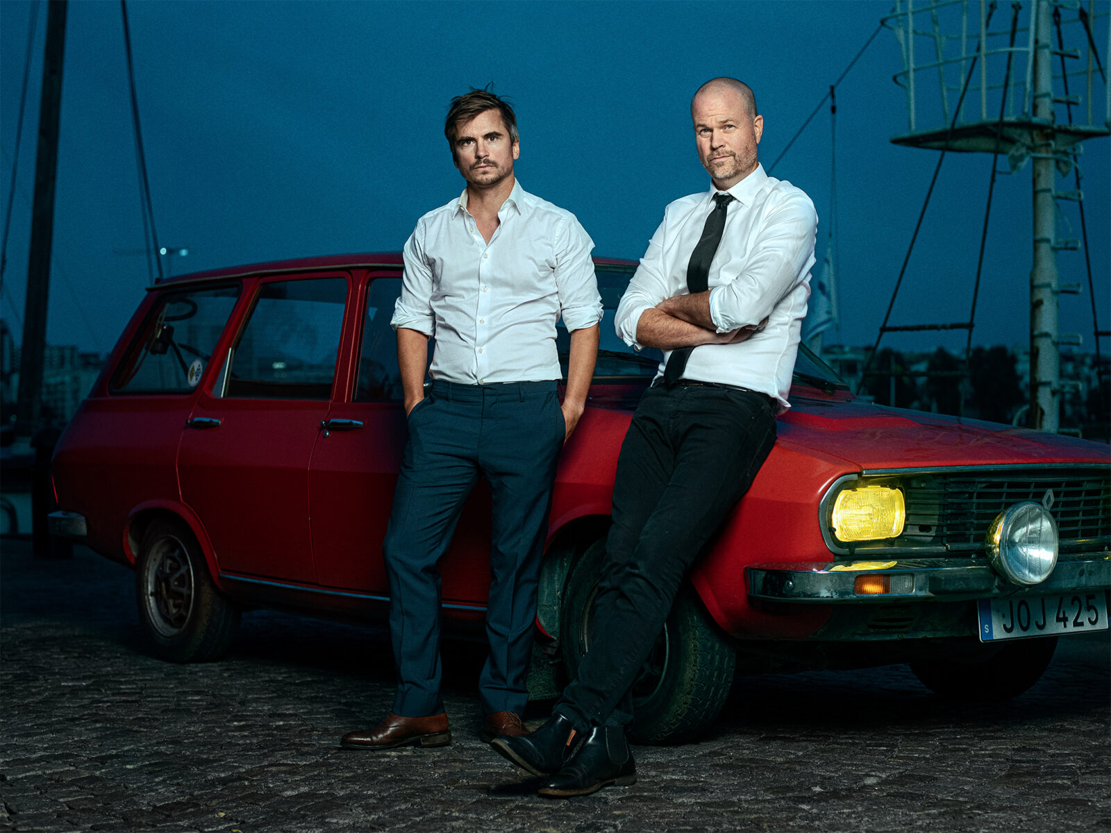 Martin Johnsson och Anton Berg framför bilen de använde i Spår om Cats Falck.