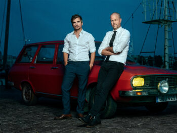 Martin Johnsson och Anton Berg framför bilen de använde i Spår om Cats Falck.