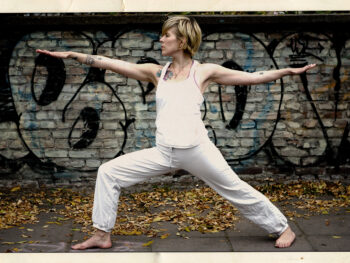Victoria Larsson utför positionen Krigaren i yoga.
