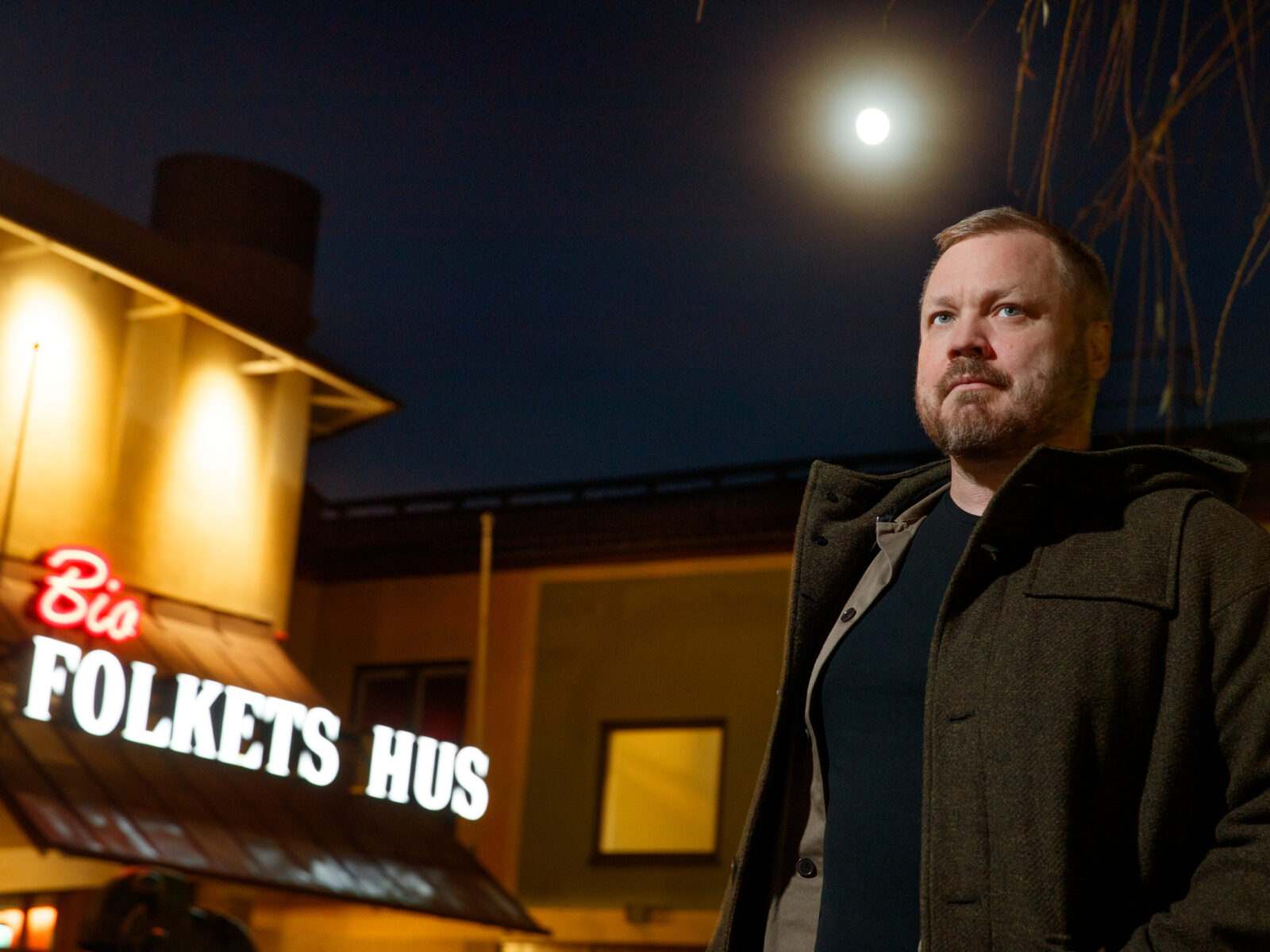Johannes Klenell framför Folkets hus.