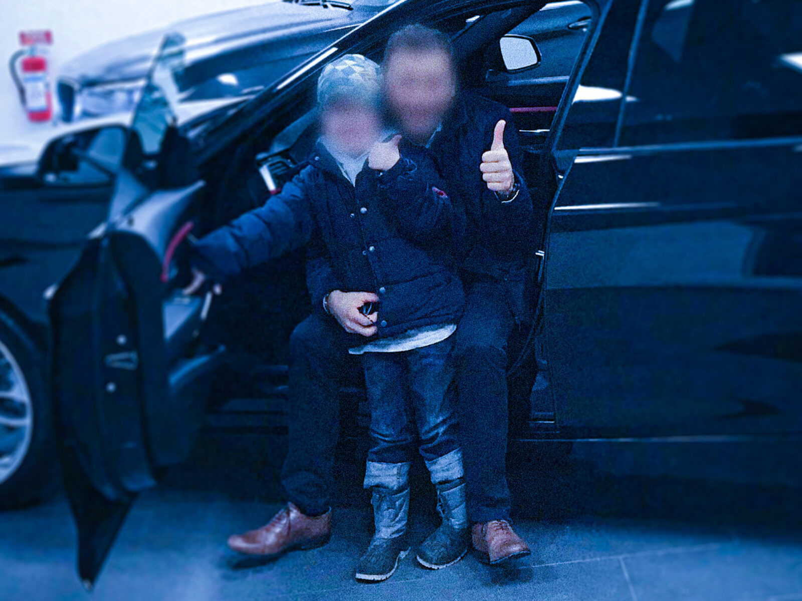 Adam/Mikael och hans pappa i förarsätet på en bil.
