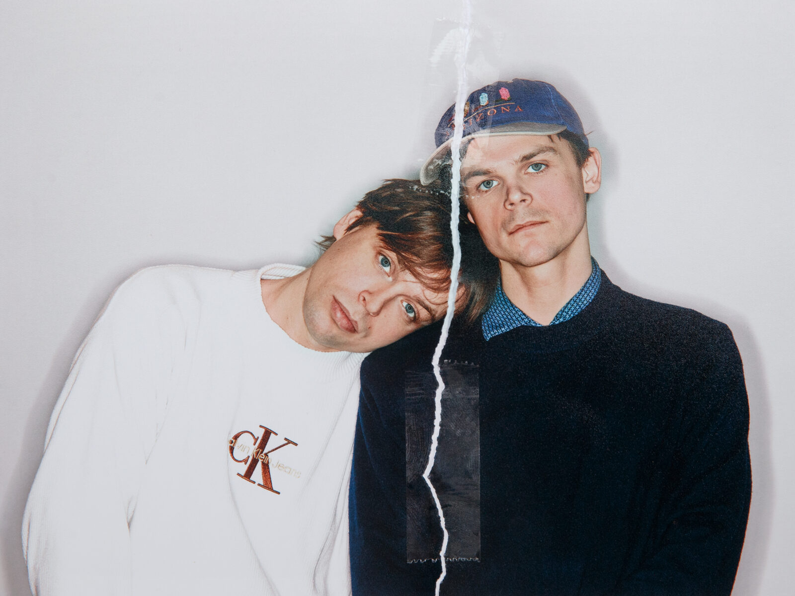 Rivet och ihoptejpat foto på bröderna David Röhdin och Gabriel Röhdin i bandet Junior Brielle.