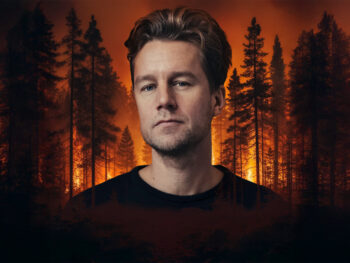 Porträtt på Johan Anderberg framför en brinnande skog.
